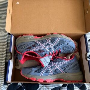 NEW IN BOX ASICS gel venture 6 GS trail running sneakers. -- big kid size 5 (US)